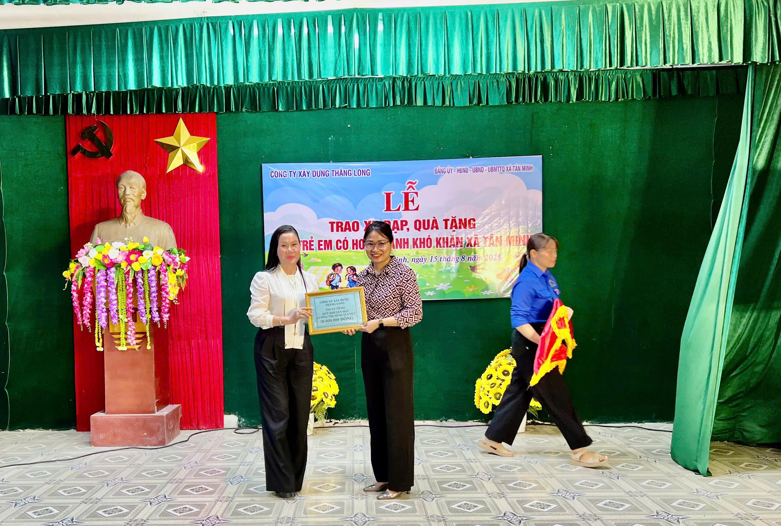 LỄ TRAO XE ĐẠP VÀ TẶNG QUÀ CHO CÁC EM HỌC SINH CÓ HOÀN CẢNH KHÓ KHĂN TRÊN ĐỊA BÀN XÃ TÂN MINH